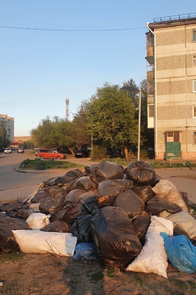 На омских улицах убирают мусор после субботников #Омск #Общество #Сегодня