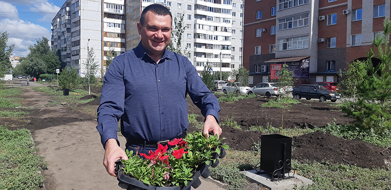 Омские школьники высадили цветы в сквере 75-летия Победы #Омск #Общество #Сегодня