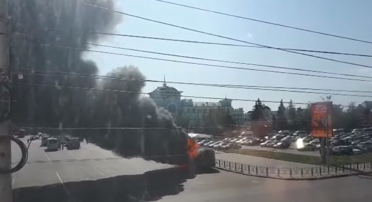 В Омске у ж/д вокзала вспыхнула «газель» #Омск #Общество #Сегодня В Омске у ж/д вокзала вспыхнула «газель» #Омск #Общество #Сегодня