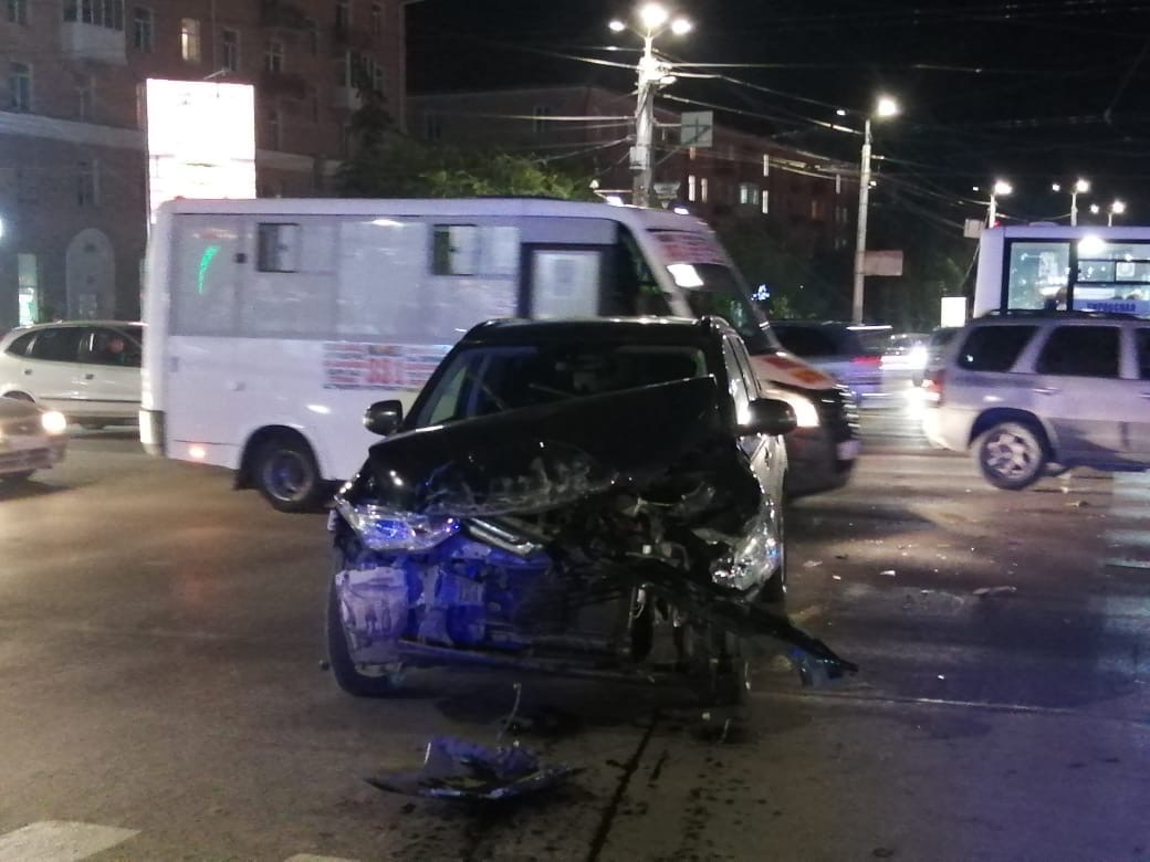 В самом центре Омска произошло серьезное ДТП с маршруткой: есть пострадавшие #Новости #Общество #Омск В самом центре Омска произошло серьезное ДТП с маршруткой: есть пострадавшие #Новости #Общество #Омск