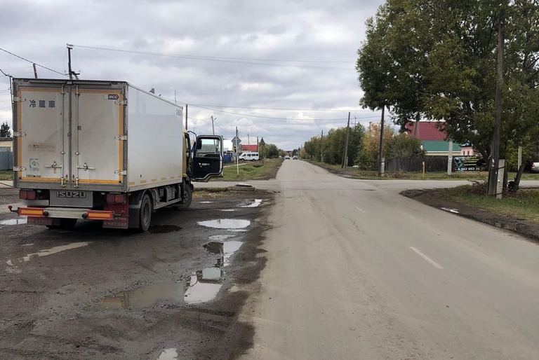 Нарушившую ПДД омскую школьницу сбил грузовик #Новости #Общество #Омск