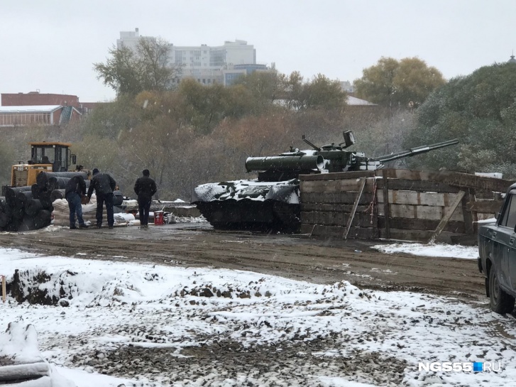 Танк в центре Омска направили дулом на горсовет #Новости #Общество #Омск Танк в центре Омска направили дулом на горсовет #Новости #Общество #Омск