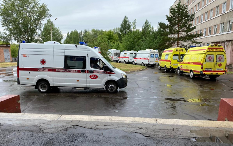 Омич, ремонтировавший крышу дома, упал вниз и заработал переломы #Омск #Общество #Сегодня Омич, ремонтировавший крышу дома, упал вниз и заработал переломы #Омск #Общество #Сегодня