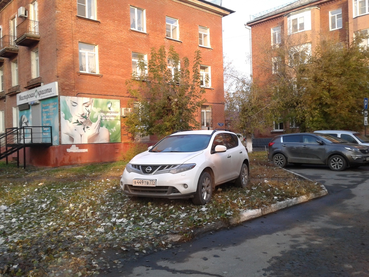 Омск превратился в город, где негде поставить машину #Омск #Общество  #Сегодня