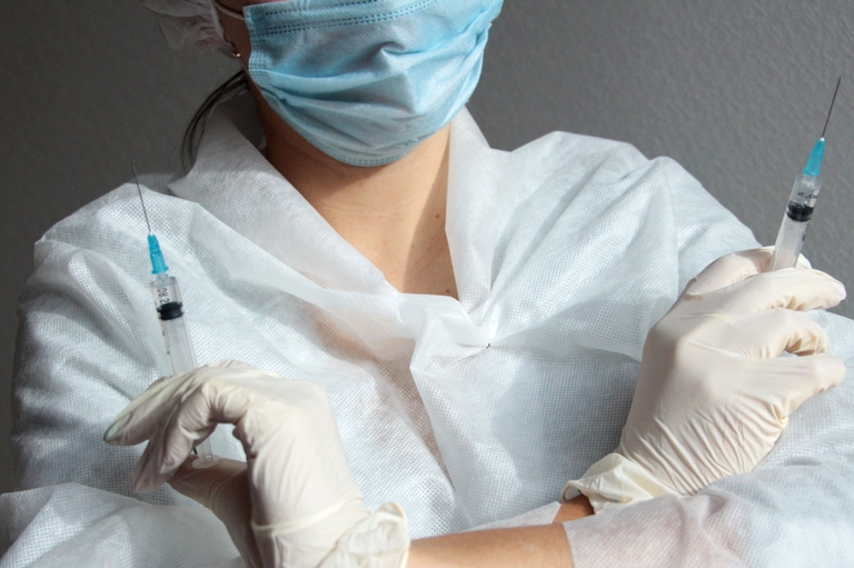 Омских пенсионеров за деньги «вакцинируют» на дому #Омск #Общество #Сегодня