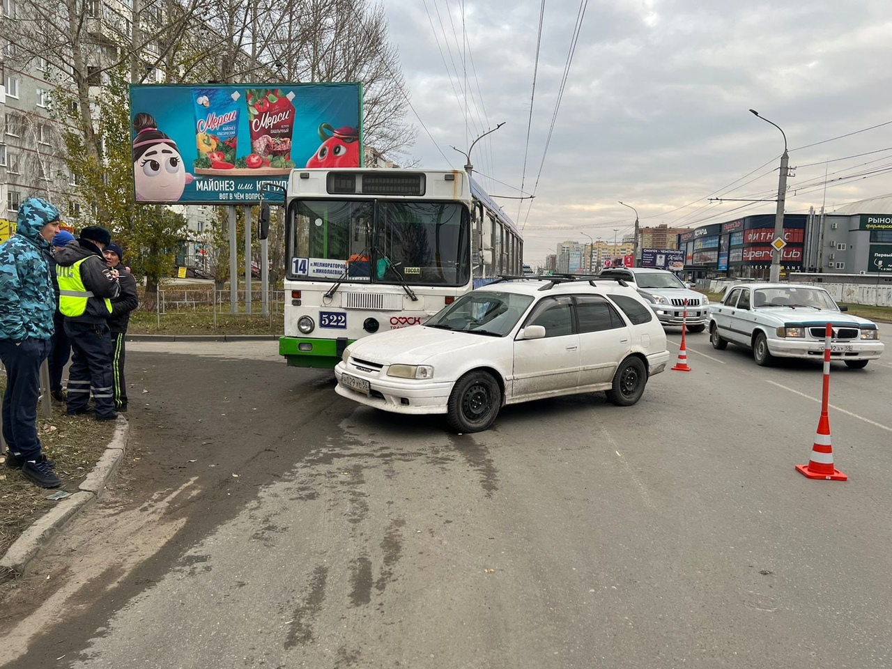 В Омске женщина-водитель врезалась в автобус с пассажирами #Новости #Общество #Омск