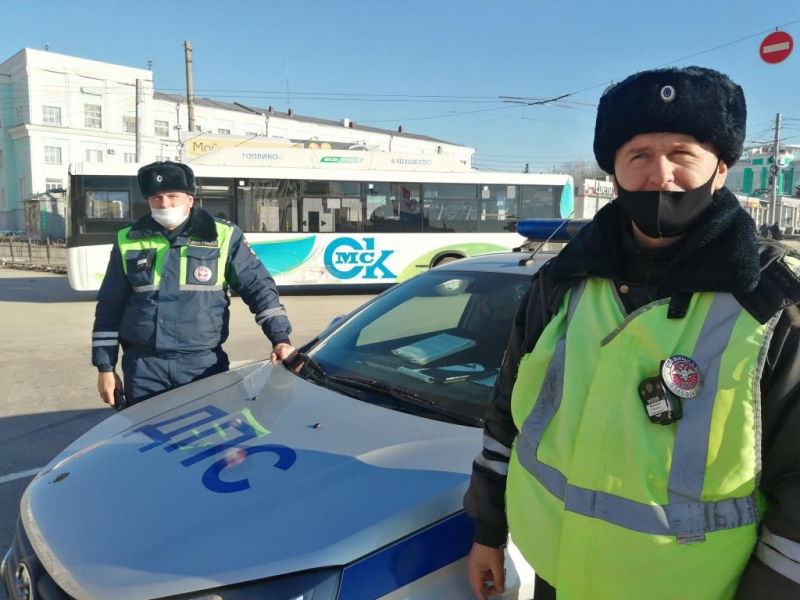 Омские полицейские помогли спасти пенсионера, который ударился головой #Новости #Общество #Омск