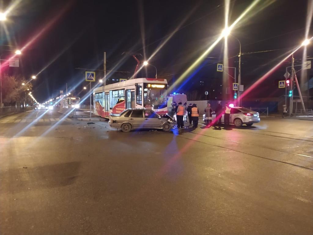 В Омске пьяный водитель спровоцировал ДТП с трамваем #Новости #Общество #Омск