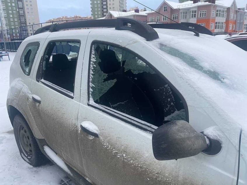Двое омичей ночью разгромили иномарку в «Кузьминках» #Омск #Общество #Сегодня Двое омичей ночью разгромили иномарку в «Кузьминках» #Омск #Общество #Сегодня