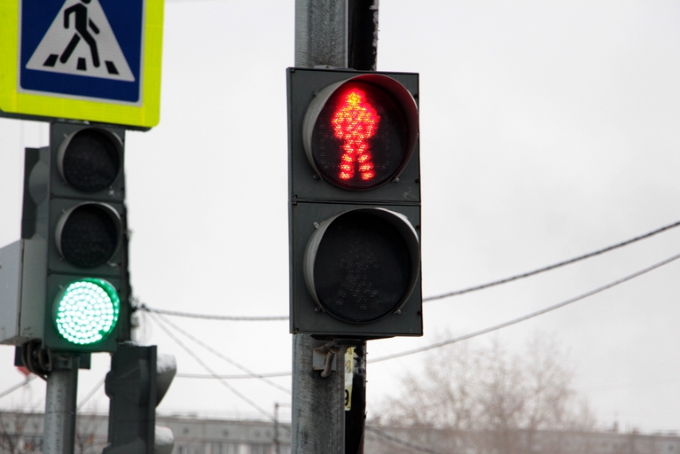 В Омске установят 42 светофорные секции с изображением пешехода #Омск #Общество #Сегодня В Омске установят 42 светофорные секции с изображением пешехода #Омск #Общество #Сегодня