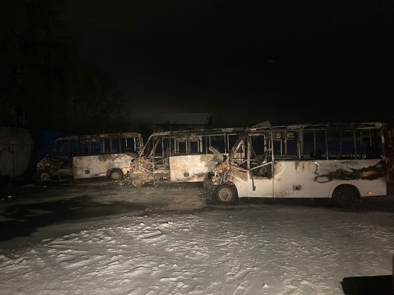 В Омске ночью сгорели сразу 3 новых муниципальных автобуса #Омск #Общество #Сегодня