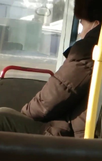 Омский кондуктор закурил прямо в автобусе #Омск #Общество #Сегодня