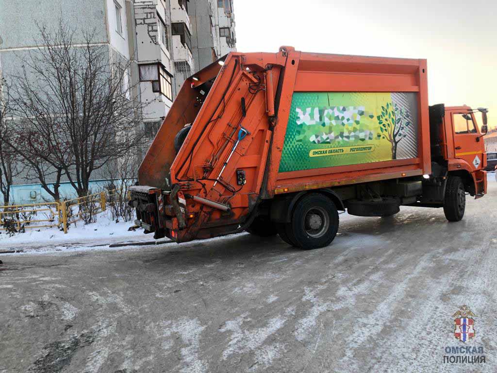 В Омске мусоровоз насмерть сбил пенсионерку во дворе дома #Омск #Общество  #Сегодня