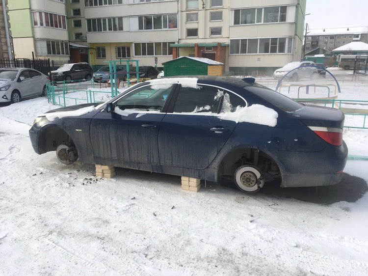 В Омске с припаркованных машин снова начали снимать колеса #Омск #Общество #Сегодня В Омске с припаркованных машин снова начали снимать колеса #Омск #Общество #Сегодня