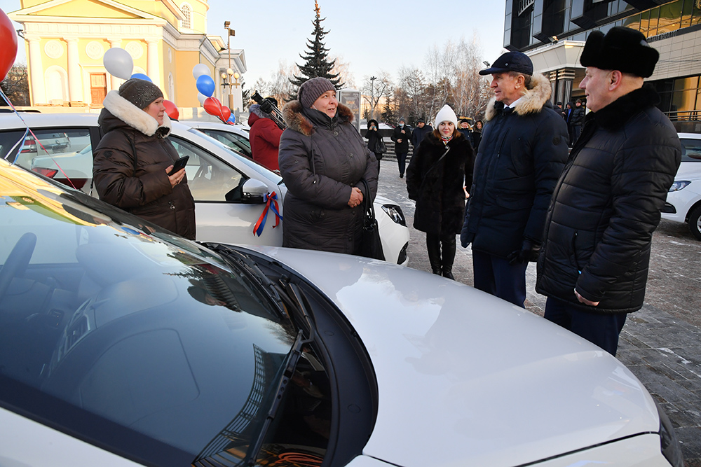 Сразу 16 омичей сегодня бесплатно получили новые автомобили #Новости #Общество #Омск
