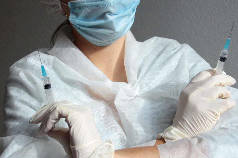Уже 900 тысяч жителей Омской области сделали прививку от коронавируса #Новости #Общество #Омск