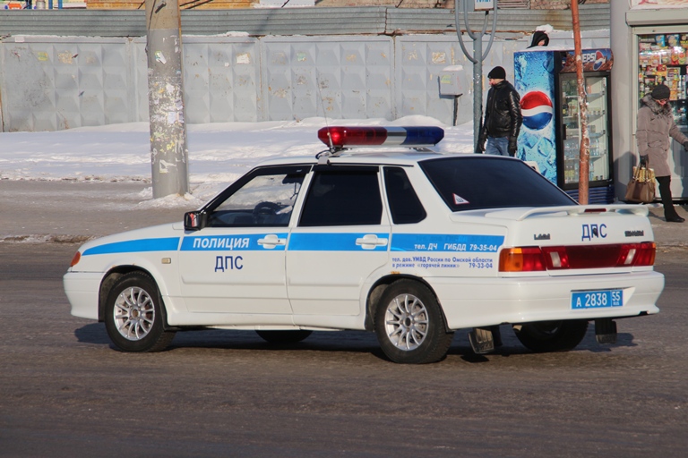 Омские полицейские разбили стекло иномарки, чтобы вытащить из нее водителя #Омск #Общество #Сегодня