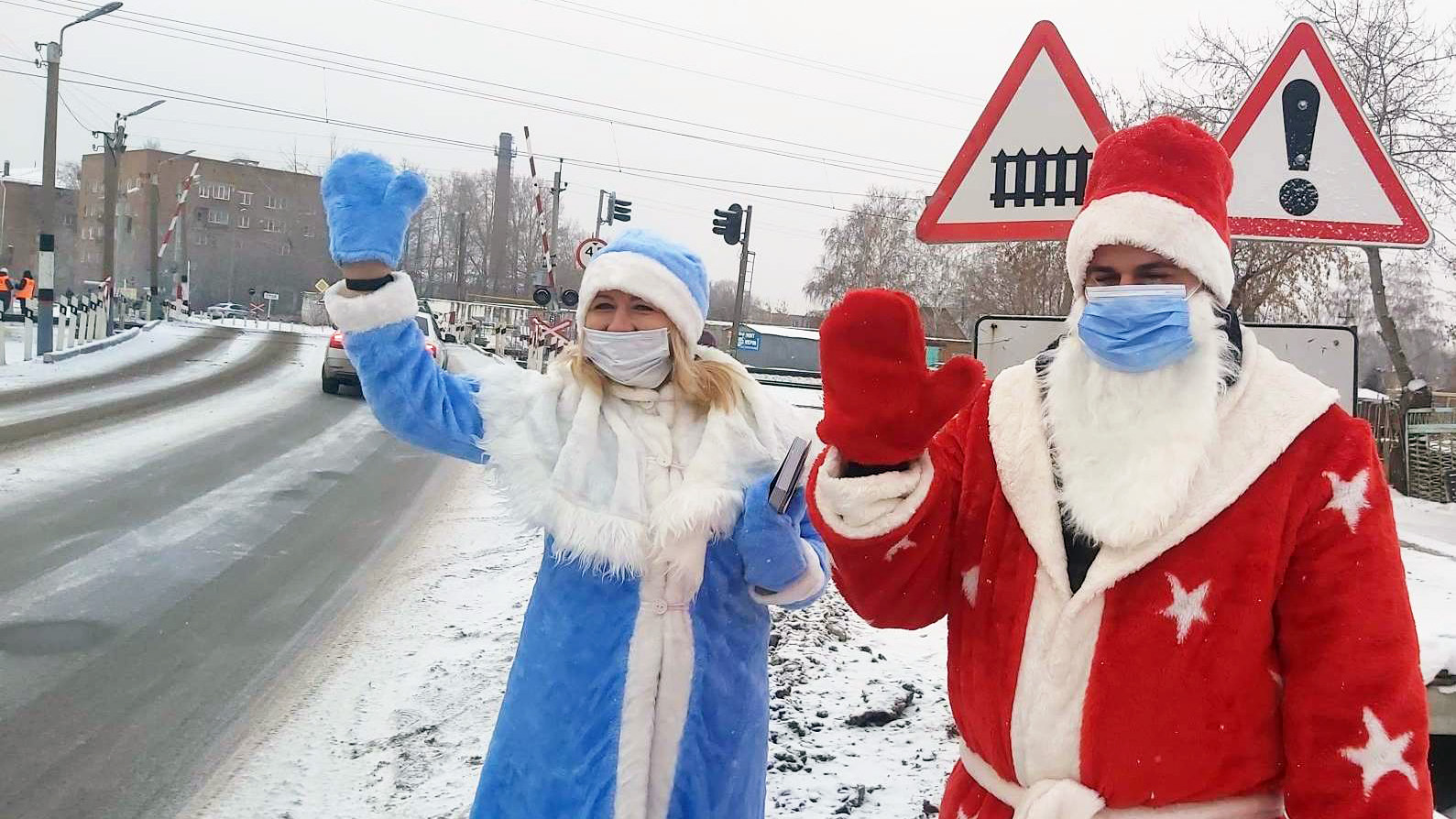 Дед Мороз и Снегурочка напомнили омским водителям о безопасности на переездах #Омск #Общество #Сегодня