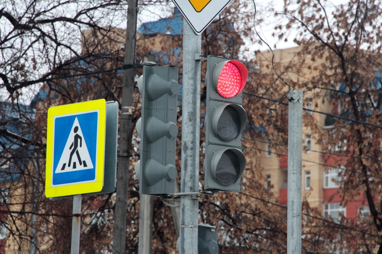 На окраине Омска заработал новый светофор #Омск #Общество #Сегодня