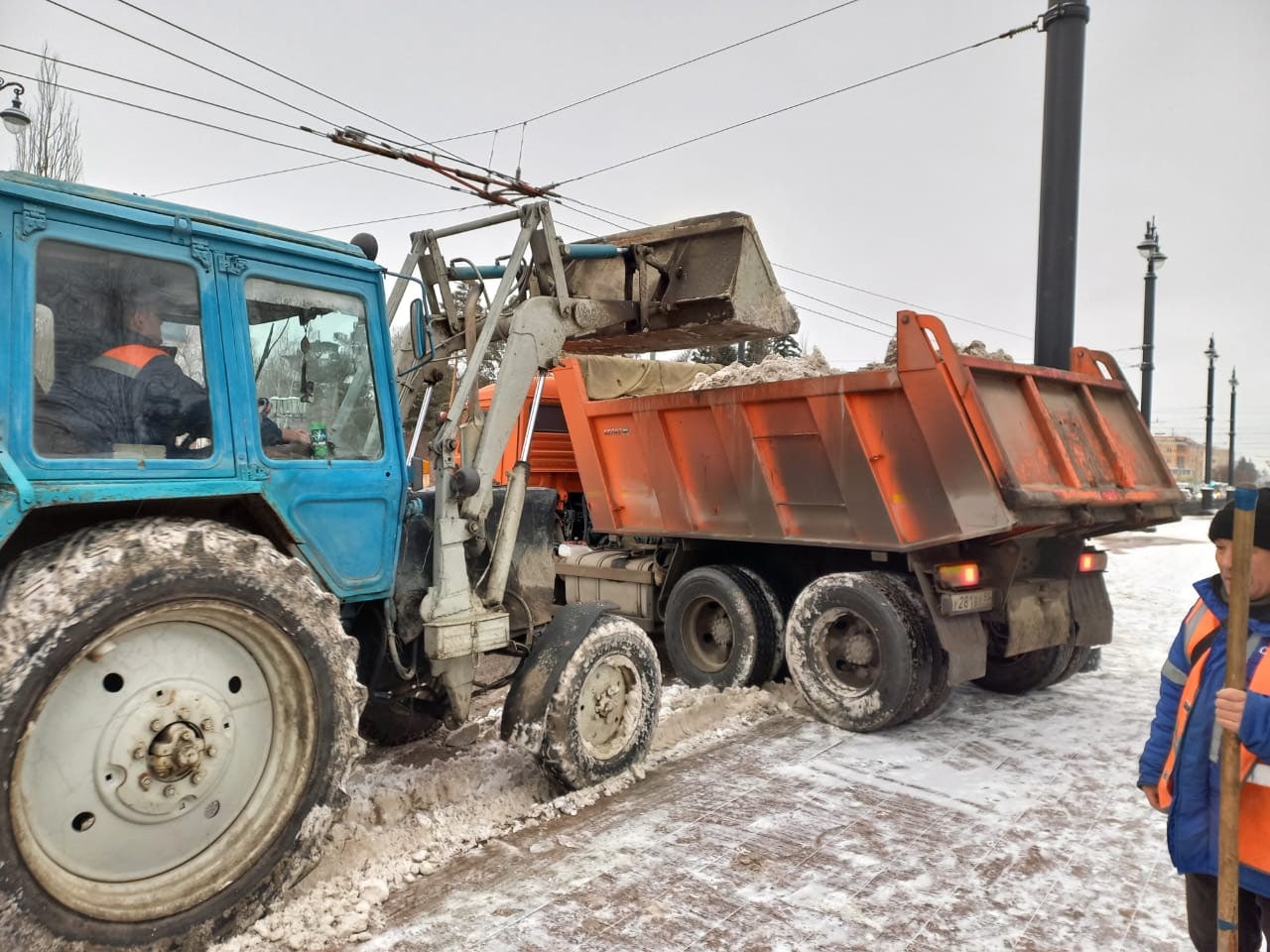 Омские коммунальщики очищают город от снега даже в выходной день #Новости #Общество #Омск