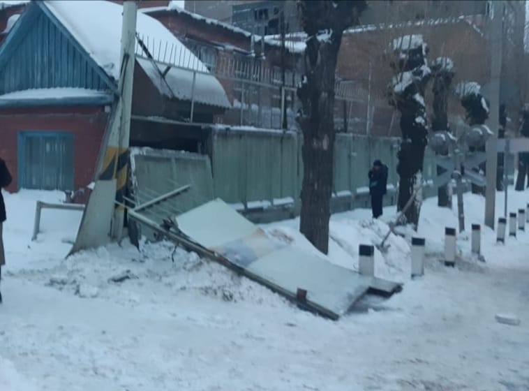 Дело о гибели омички, придавленной забором шинного завода, дошло до суда #Омск #Общество #Сегодня