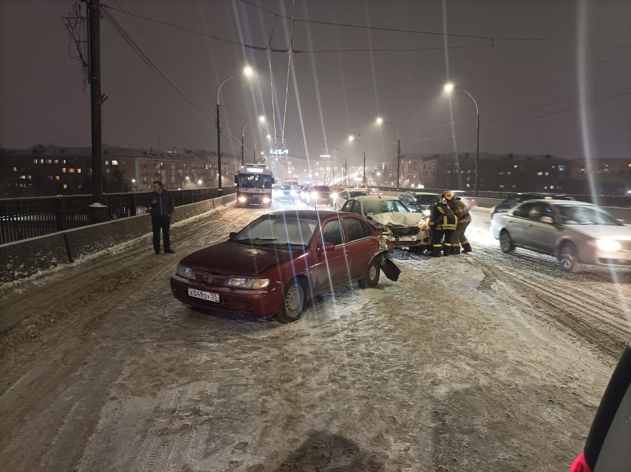 Омич протаранил иномарку на Ленинградском мосту: пострадали дети #Омск #Общество #Сегодня