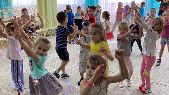 Песня «В лесу родилась елочка» остается любимой у омских детей #Омск #Общество #Сегодня