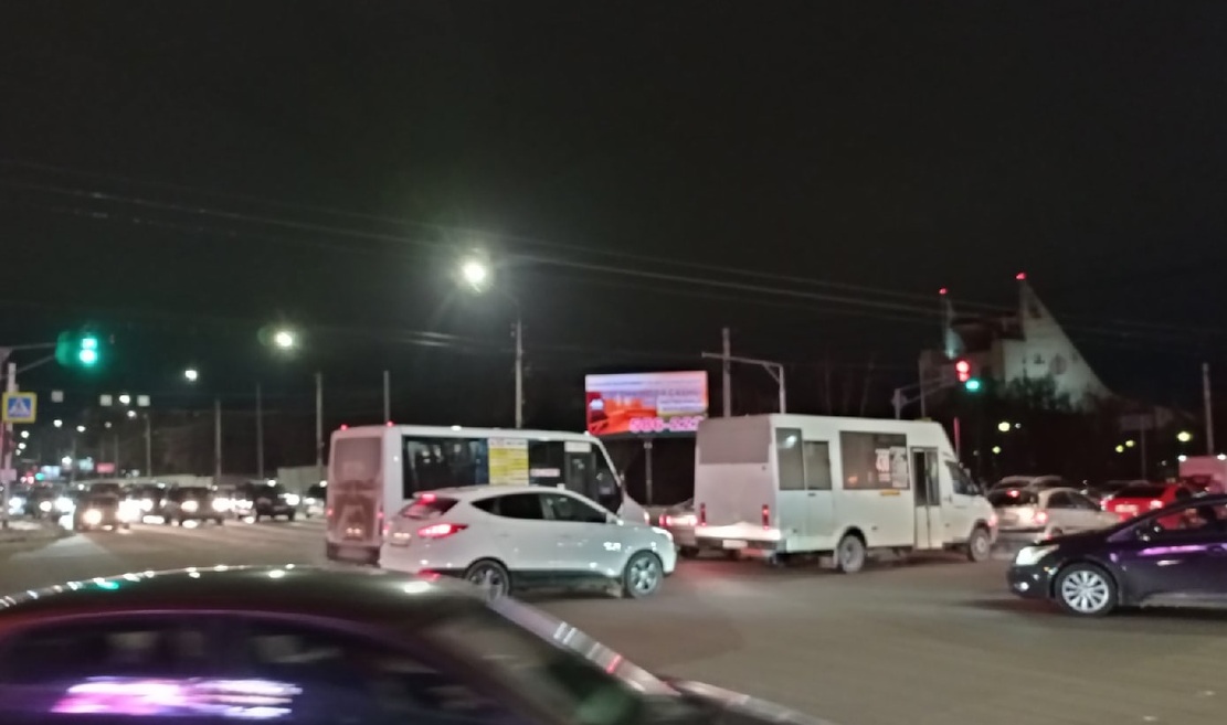 В центре Омска из-за водителей-«торопыг» образуется большая пробка #Омск #Общество #Сегодня