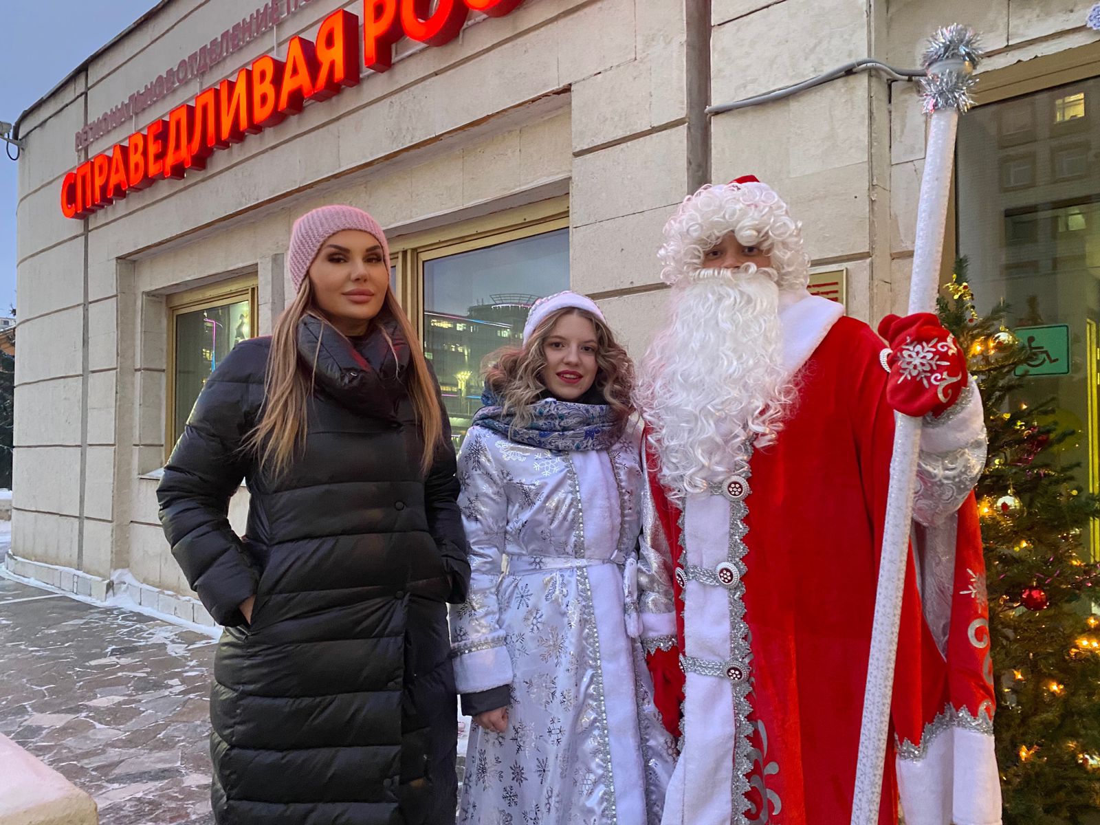 Омские эсеры поздравили детей из многодетных семей с Новым годом #Новости #Общество #Омск