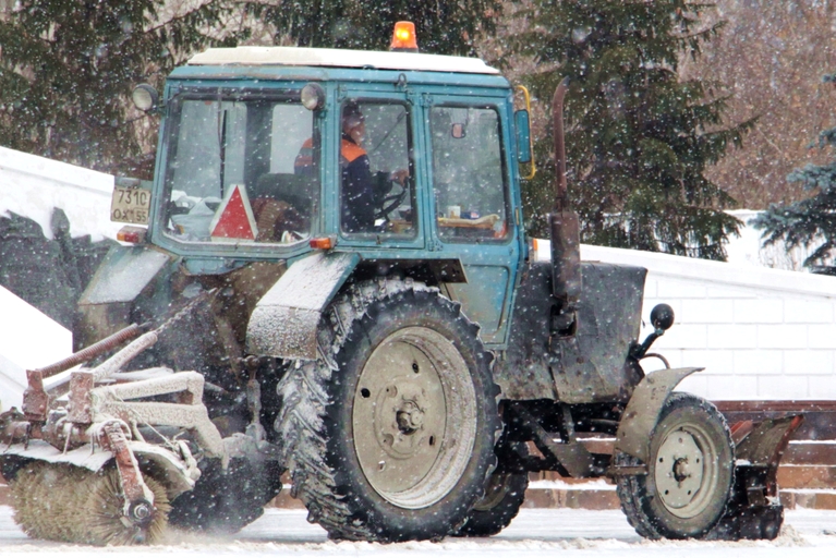 Трактор, убиравший снег в Омской области, устроил серьезное ДТП #Омск #Общество #Сегодня