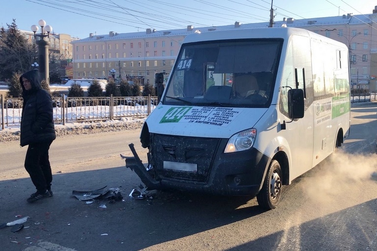В центре Омска маршрутка врезалась в «Волгу»: есть пострадавшие #Омск #Общество #Сегодня