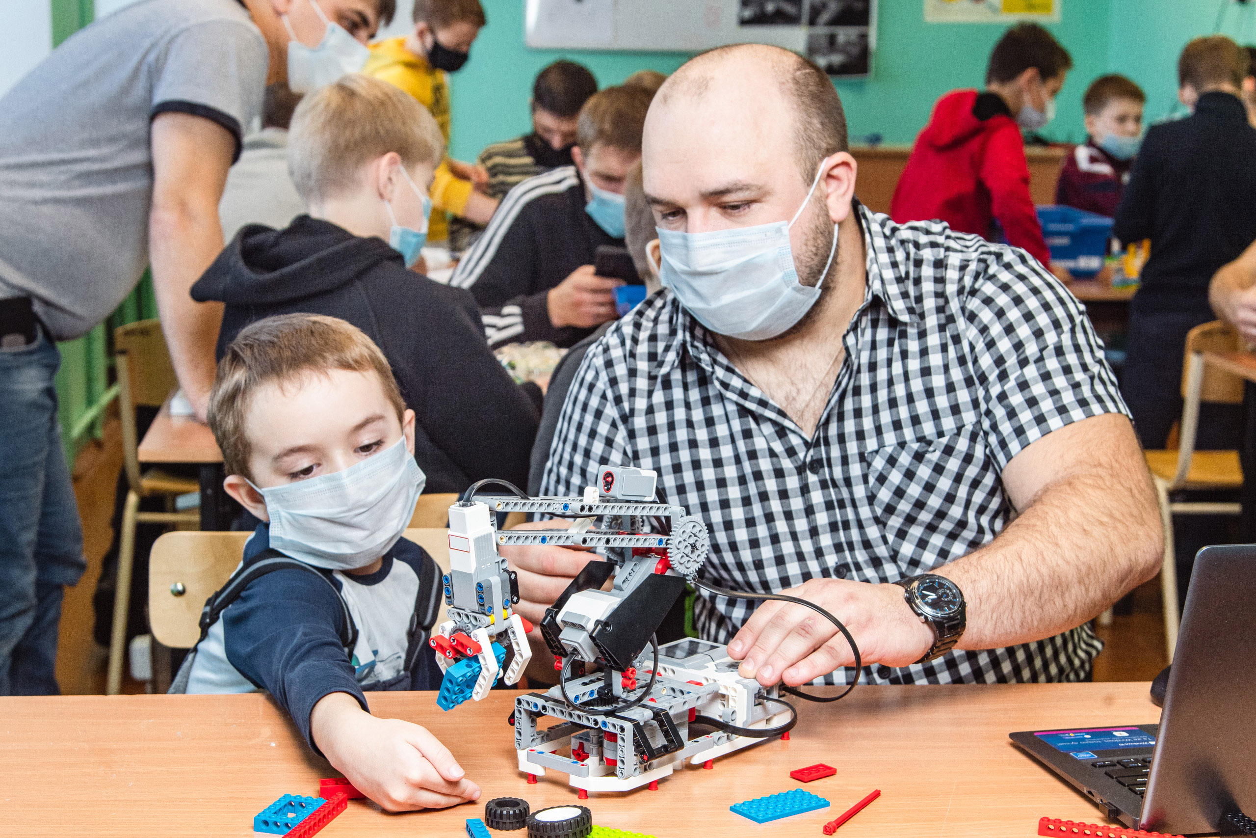 Омский НПЗ поддержал создание семейной школы робототехники в Советском округе #Омск #Общество #Сегодня