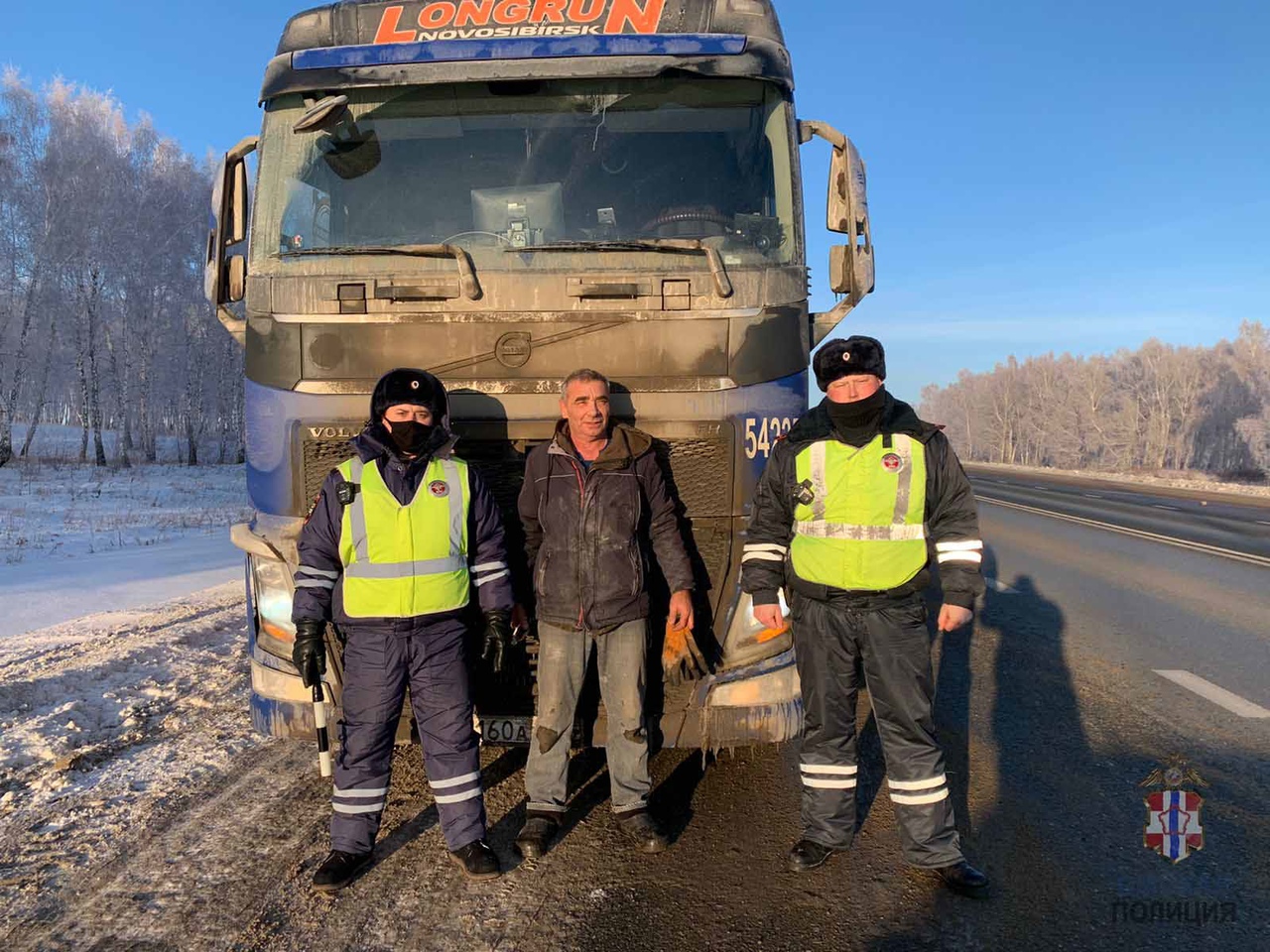 Омские инспекторы ДПС за утро помогли сразу двум водителям починить машины #Новости #Общество #Омск