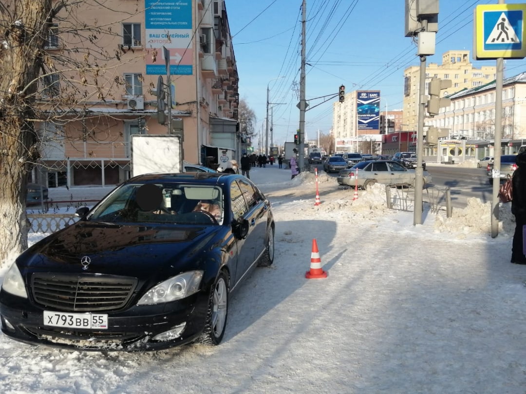 В Омске девушка-водитель сбила пенсионерку, а потом чуть не въехала в толпу #Новости #Общество #Омск