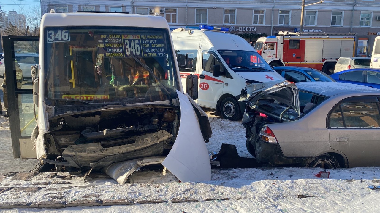 Прокуратура начала проверку ДТП с маршруткой в центре Омска #Новости #Общество #Омск