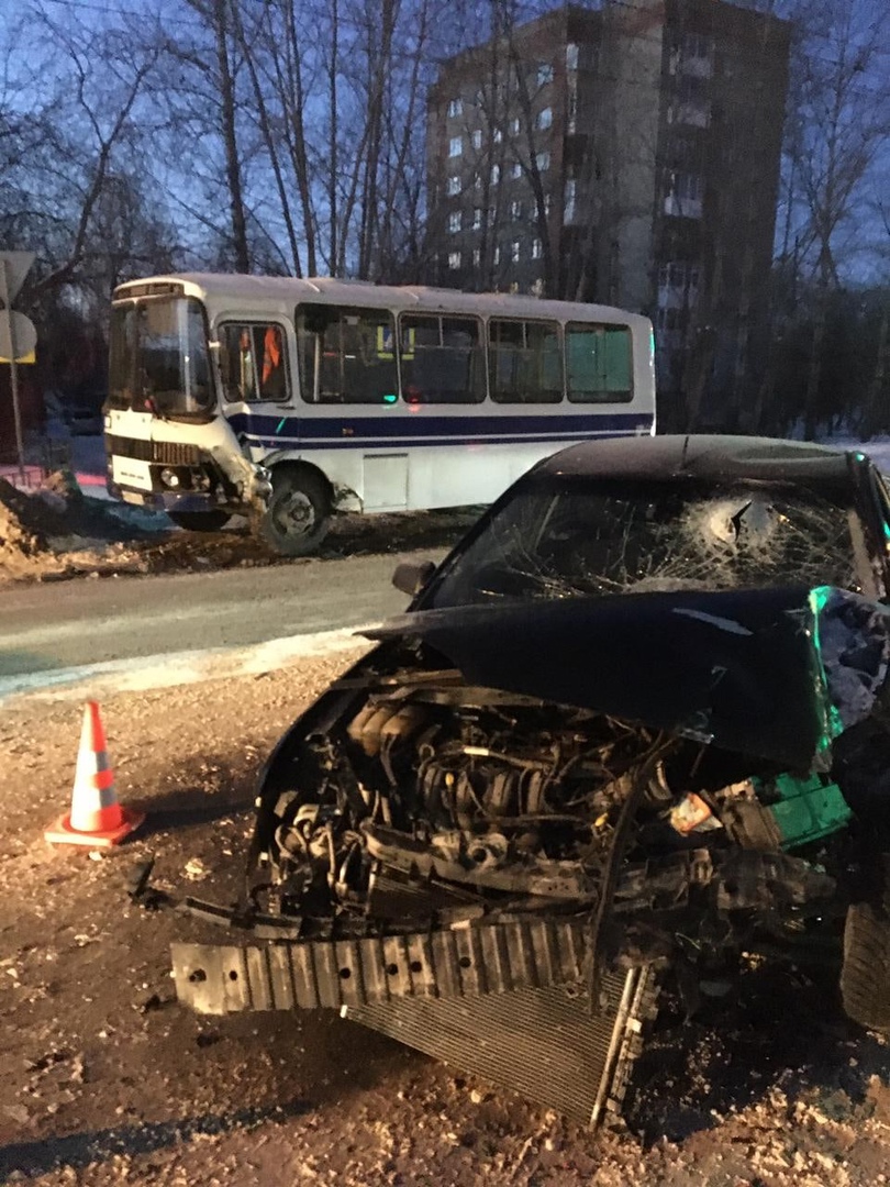 В Омске иномарка протаранила автобус: есть пострадавшие #Омск #Общество #Сегодня