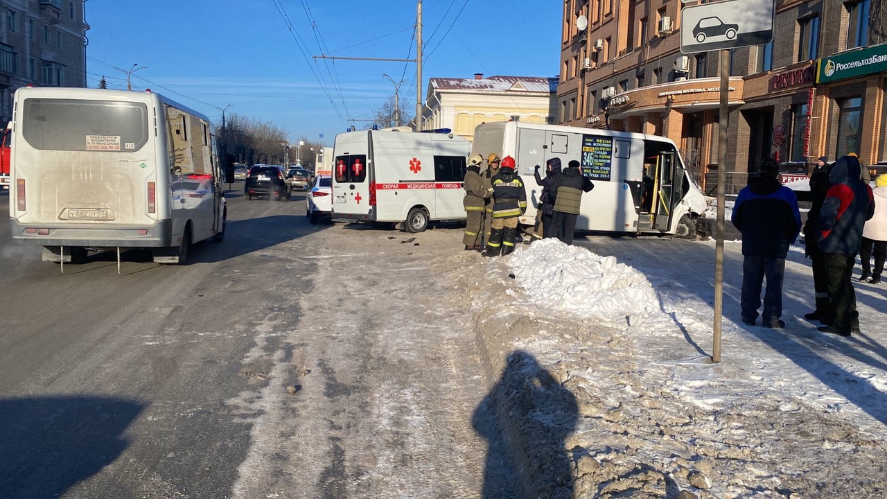 Неуправляемая маршрутка протаранила 5 машин и врезалась в здание в центре Омска #Новости #Общество #Омск