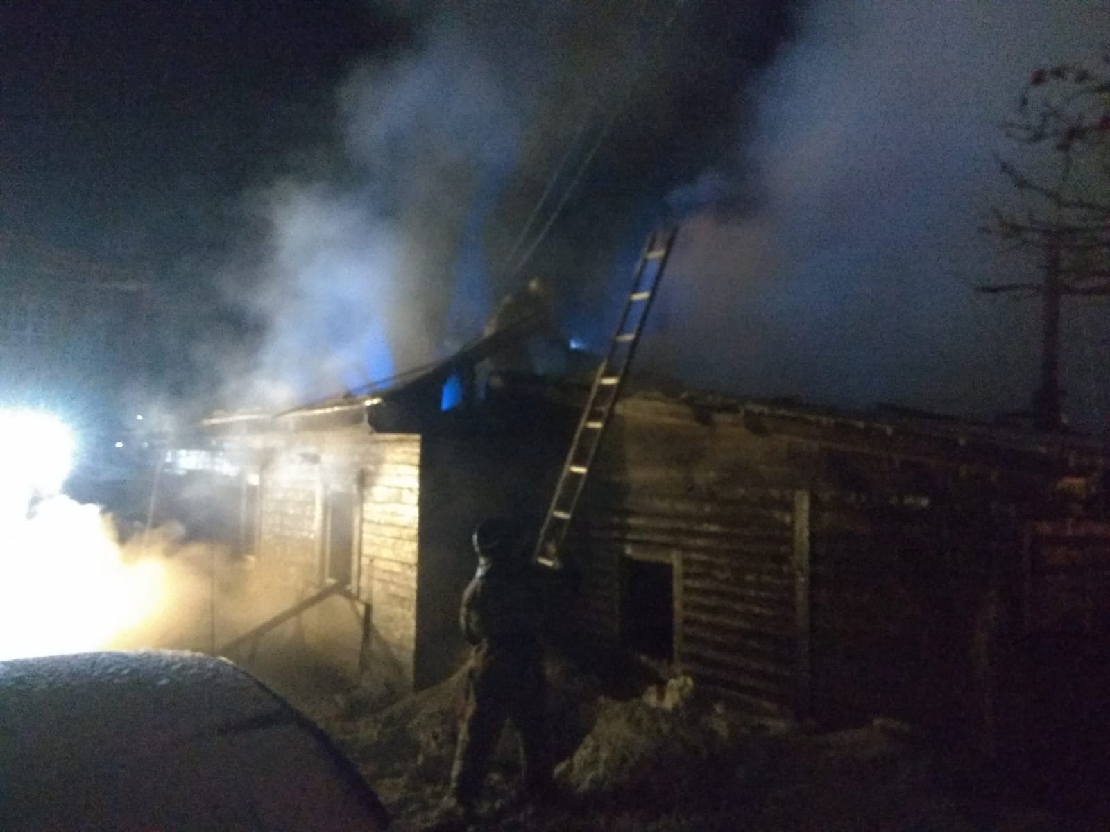 В Омске ночью сгорел жилой дом: есть жертвы #Новости #Общество #Омск В Омске ночью сгорел жилой дом: есть жертвы #Новости #Общество #Омск