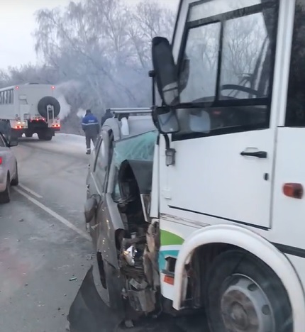 На окраине Омска в пассажирский автобус влетели сразу две машины #Новости #Общество #Омск