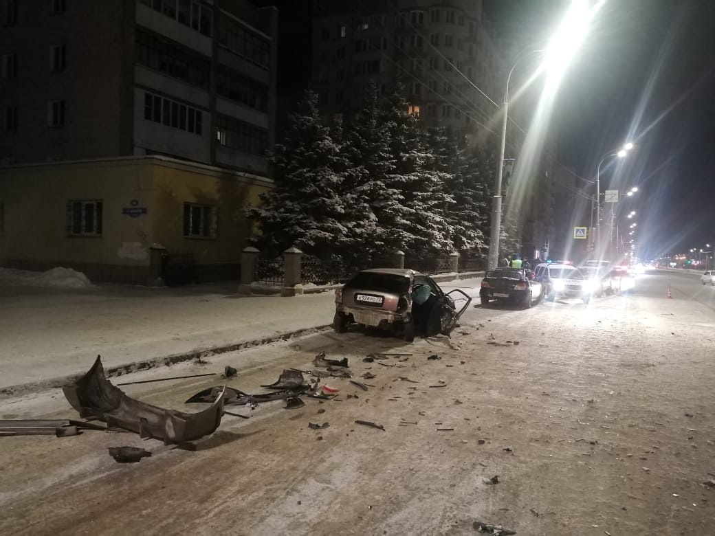 В центре Омска рано утром столкнулись 3 машины: не обошлось без пострадавших #Омск #Общество #Сегодня