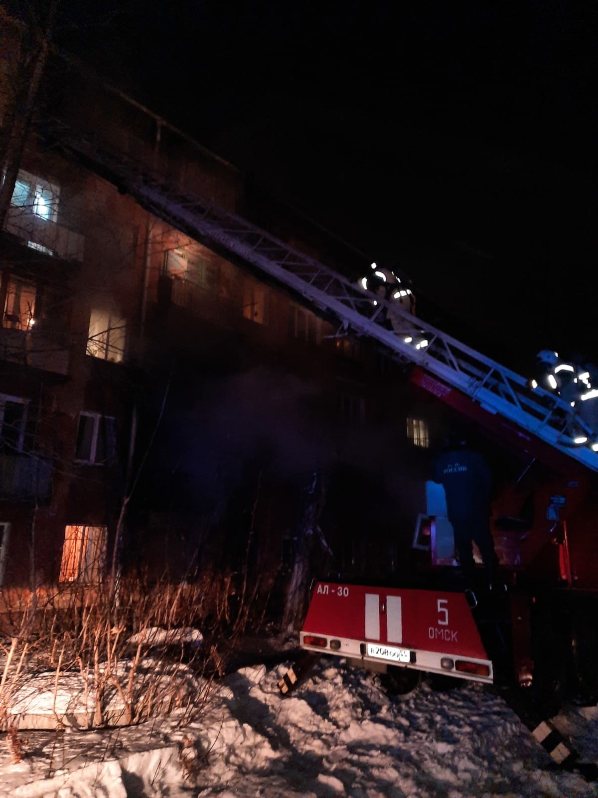 Омские пожарные спасли из горящей пятиэтажки 35 человек #Новости #Общество #Омск Омские пожарные спасли из горящей пятиэтажки 35 человек #Новости #Общество #Омск
