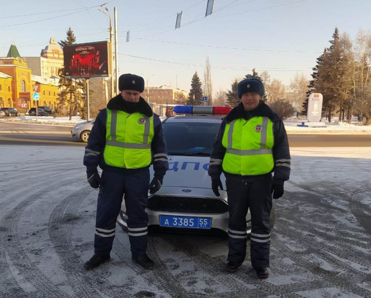 Омские полицейские помогли доставить в больницу девочку, которой стало плохо #Новости #Общество #Омск