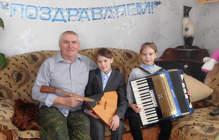 Соцработники поздравили пожилых омичей с Днем защитника Отечества #Омск #Общество #Сегодня Соцработники поздравили пожилых омичей с Днем защитника Отечества #Омск #Общество #Сегодня