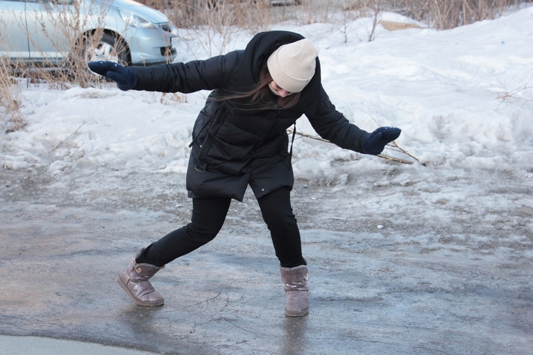 В Омске наконец-то начали бороться с гололедом #Омск #Общество #Сегодня