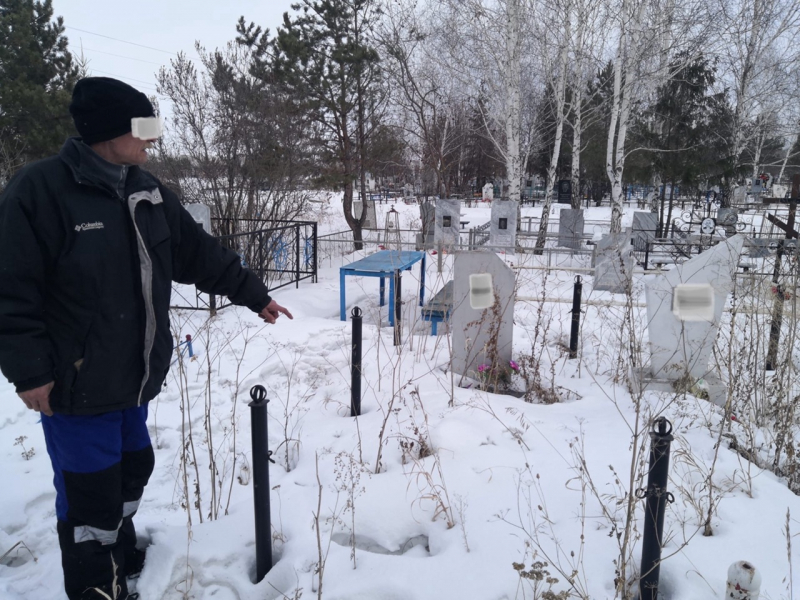 Парочка из Омска разоряла кладбище за городом #Новости #Общество #Омск