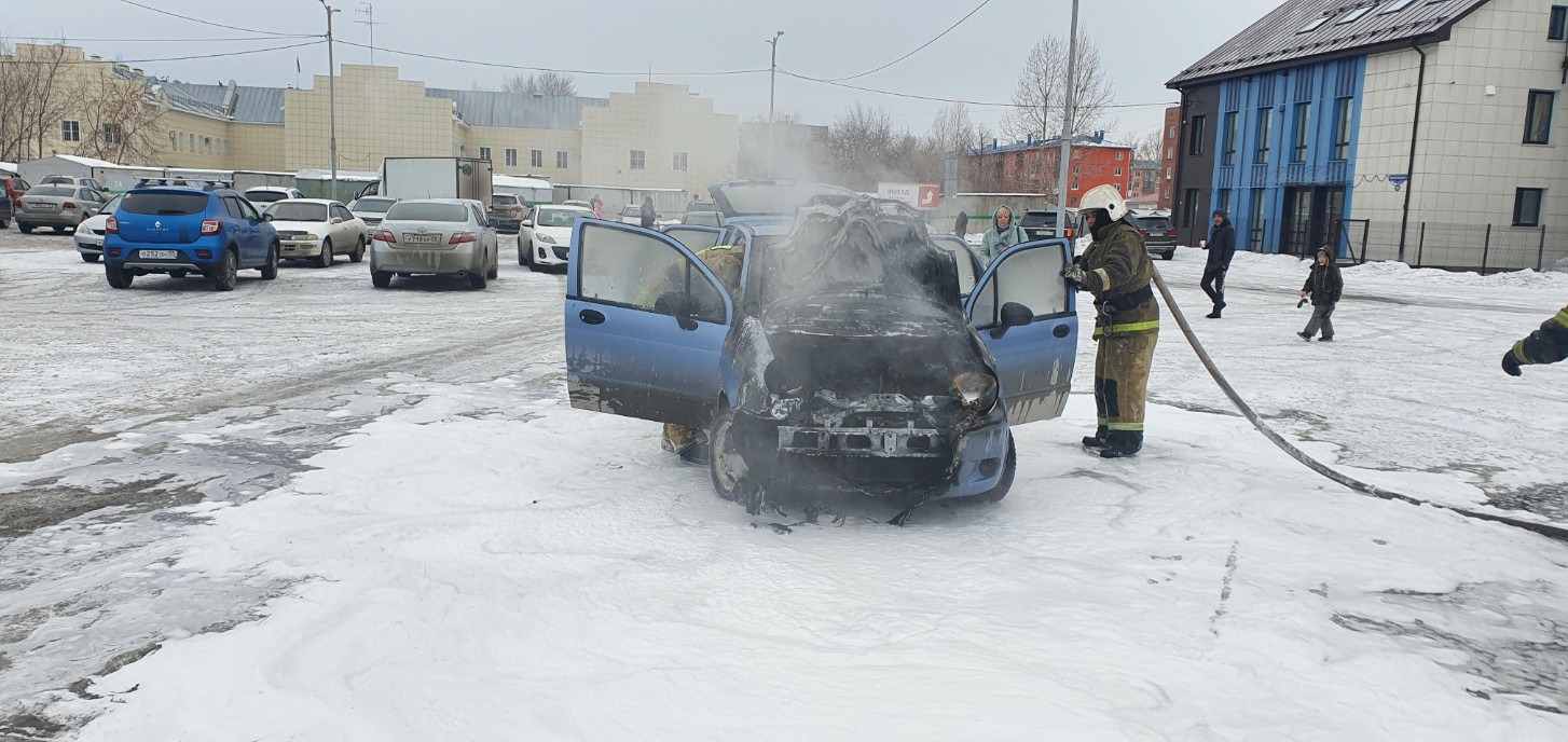 В Омске на парковке магазина загорелась иномарка #Новости #Общество #Омск