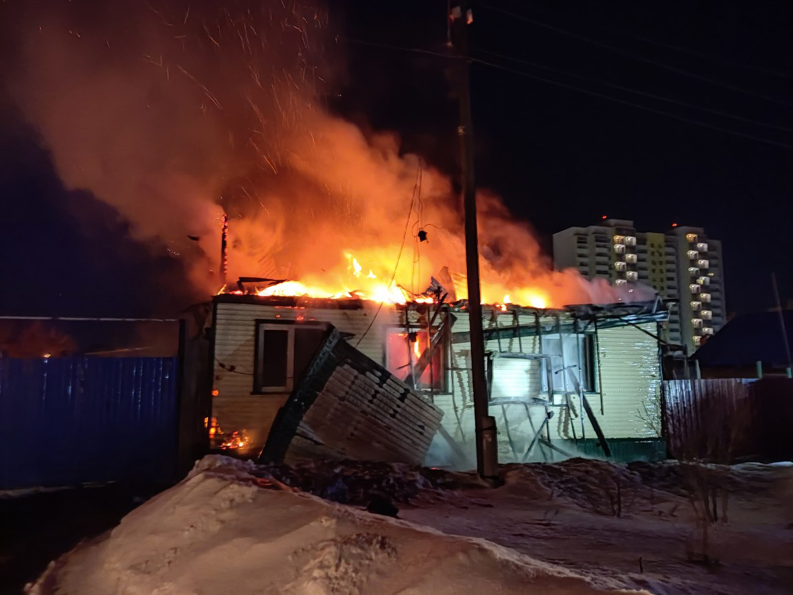 В результате крупного пожара в центре Омска семья с детьми осталась без крова #Омск #Общество #Сегодня