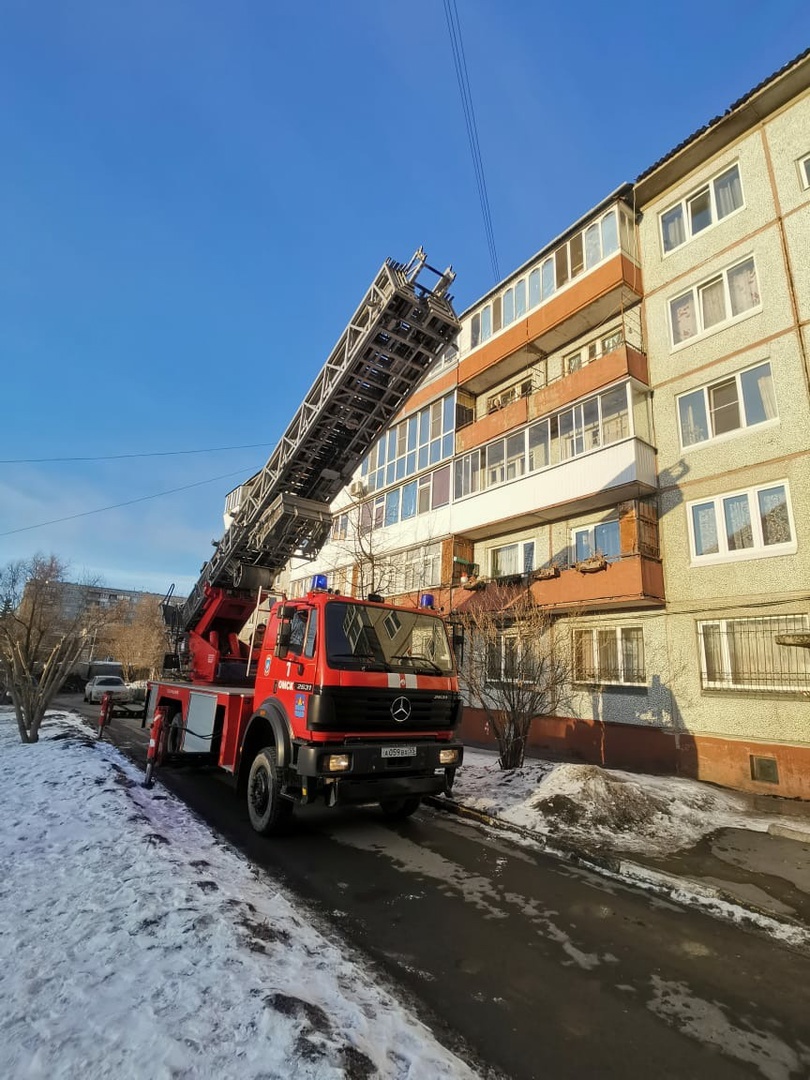 В Омске пенсионерка застряла на балконе в легкой одежде #Омск #Общество #Сегодня