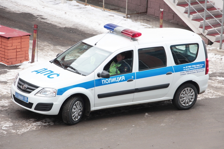 Омич дал взятку инспектору ГИБДД, положив ее в коробку с пирожными #Новости #Общество #Омск