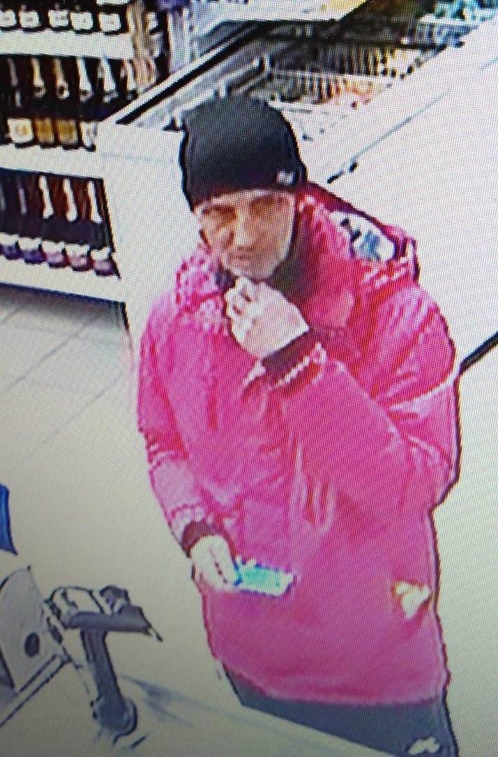 В Омске ищут похитителя банковской карты в красной куртке #Новости #Общество #Омск